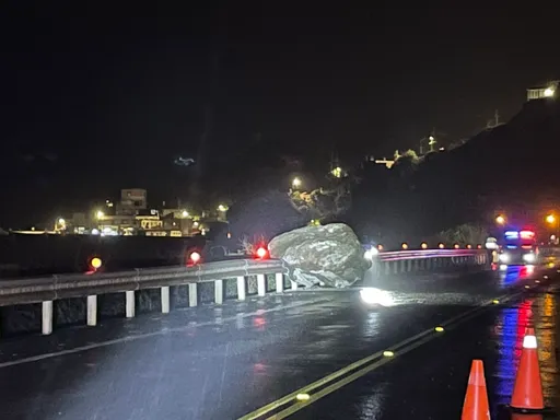 瑞芳台2線77.5公里落石　砸壞護欄興無人傷！用路人請小心駕駛