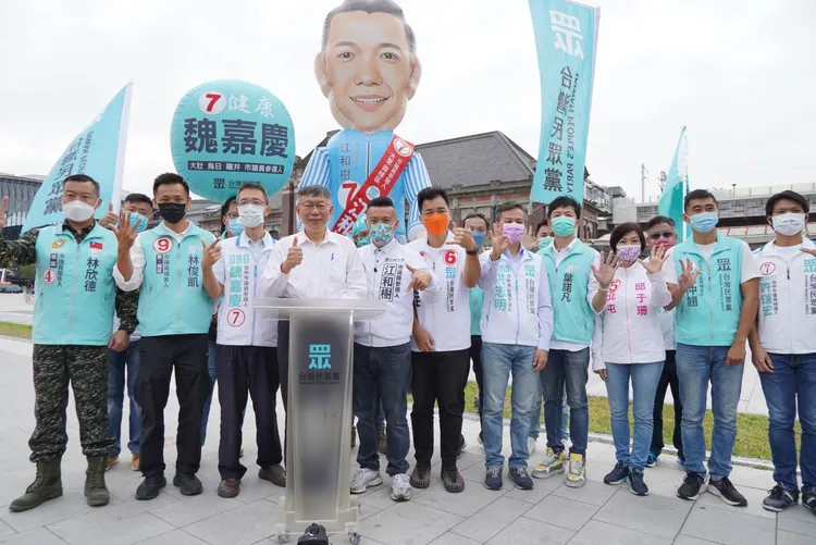 民眾黨主席柯文哲今天到台中幫黨籍市議員候選人掃街，晚間出席台中市民眾黨聯合造勢晚會。民眾黨提供