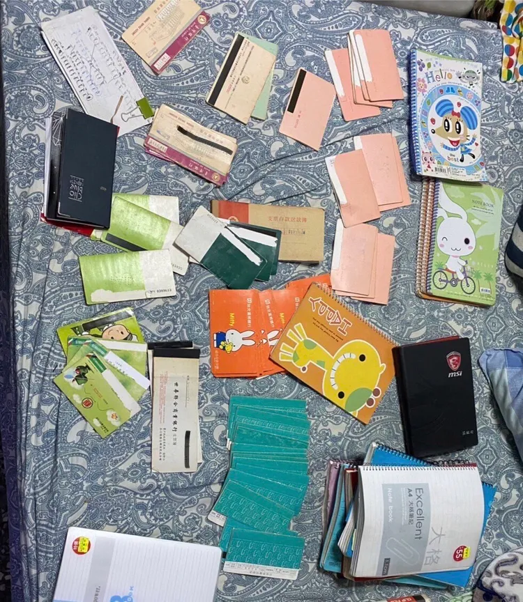 搜索現場查獲存摺帳冊等證物。調查局提供