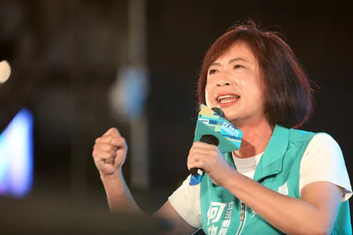 綠立委何欣純哭了！為虐童批盧秀燕「不懂媽媽心在哭泣」