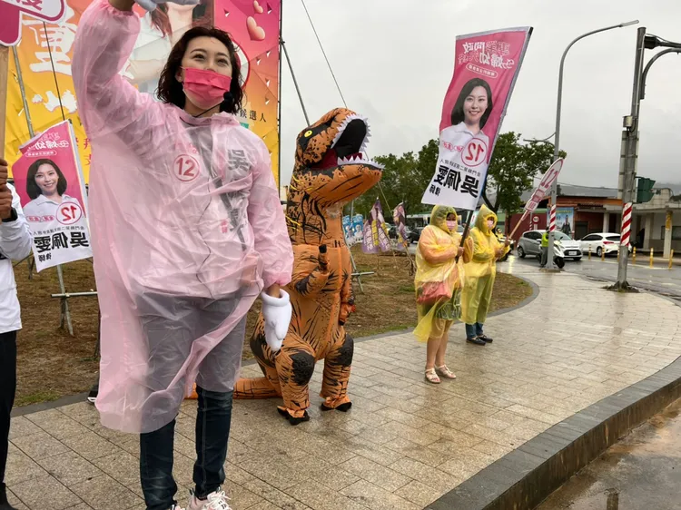 議員候選人吳佩雯帶上大型恐龍布偶進行拜票超吸睛。民眾提供