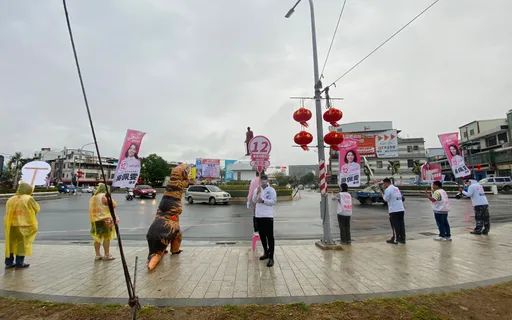 金門新女力最後衝刺 連「恐龍」也出動當掃街小幫手
