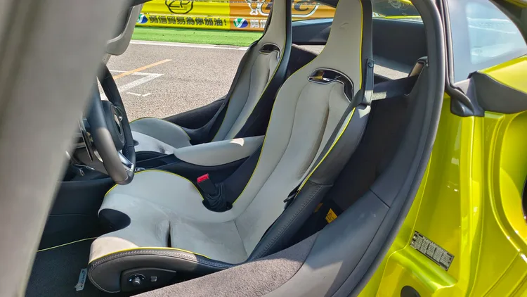 我很喜歡Artura這套跑車座椅，包覆支撐感絕佳。翁玉信攝