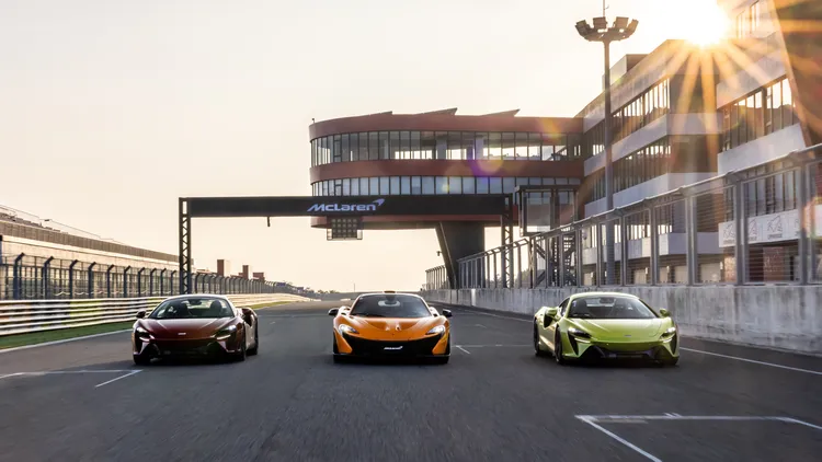 P1（中）與左右的Artura同場現身。業者提供