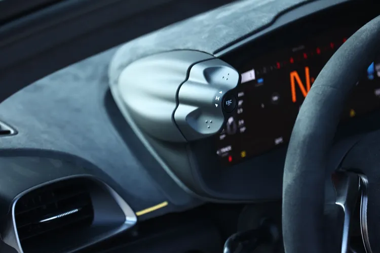 儀錶兩側旋鈕可以控制操控與動力模式。翁玉信攝