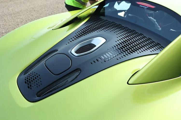 可惜引擎室並無法打開。翁玉信攝