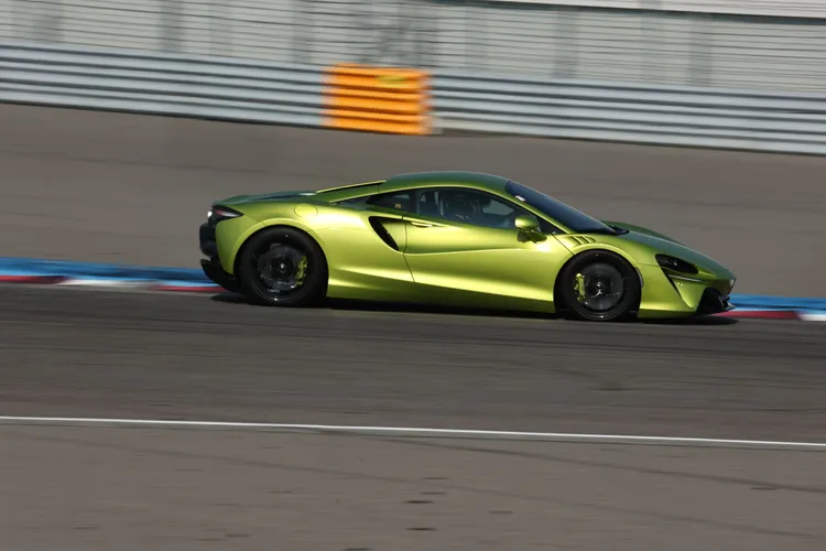 純電行駛的Artura，既優雅又紳士。翁玉信攝