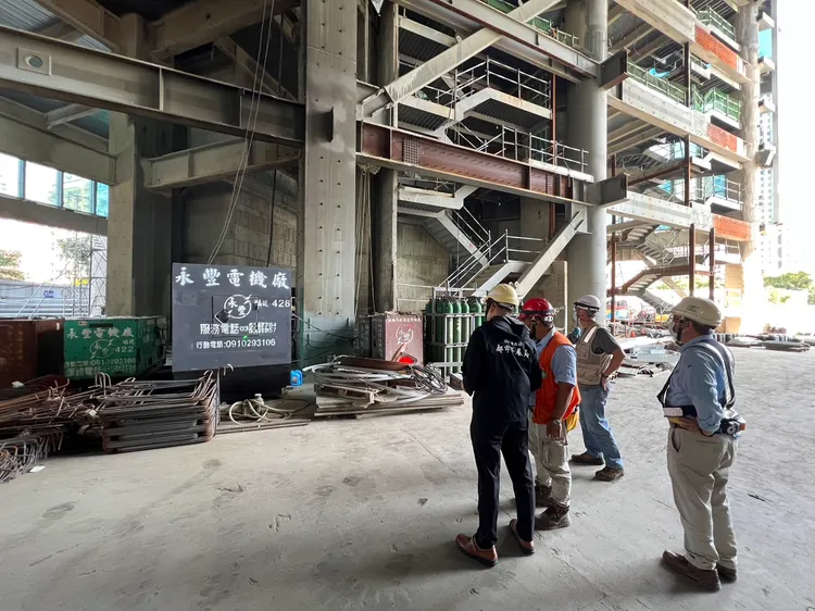 單層梯戶比之外，電梯的運行速度大小以及是否直達地下室，都可留意。資料照片