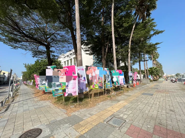 公園插滿候選人競選旗幟。蔡宛秦提供