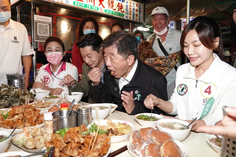 市場攤商準備整桌超「澎湃」美食，陳時中也坐下大快朵頤。陳德興攝