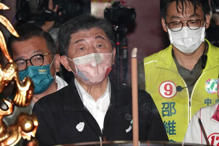 陳時中今天前往艋舺進天宮參香。陳德興攝