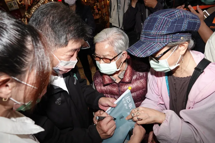 熱情支持者拿小物給陳時中簽名。陳德興攝