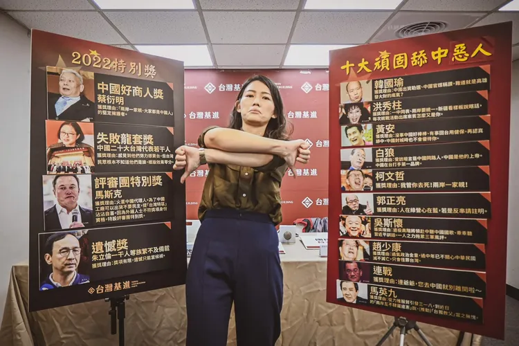 吳欣岱站在黨內評選出的十大舔中惡人及特別獎名單前，比倒讚唾棄。取自吳欣岱臉書