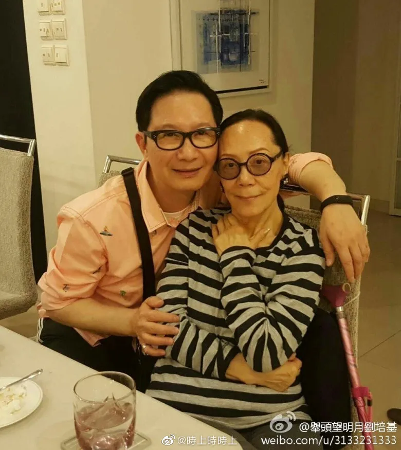 香港著名時裝及形象設計師劉培基(左)曾與嘉玲(右)合影。翻攝自劉培基微博