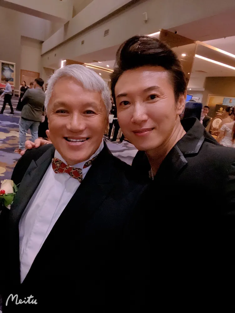 陳鴻（右）與馬來西亞國寶級大廚Chef Wan一起出席馬來西亞美食盛典。固力狗提供