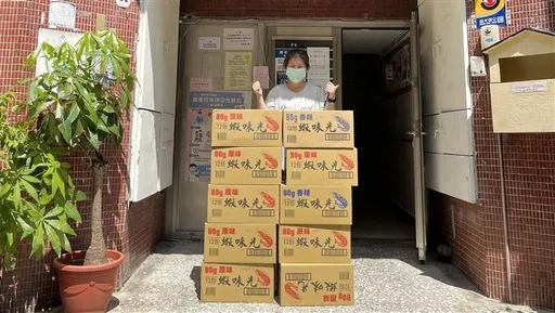 公益送愛不停歇！「蝦味先」用經典零食　滿足大小朋友的心