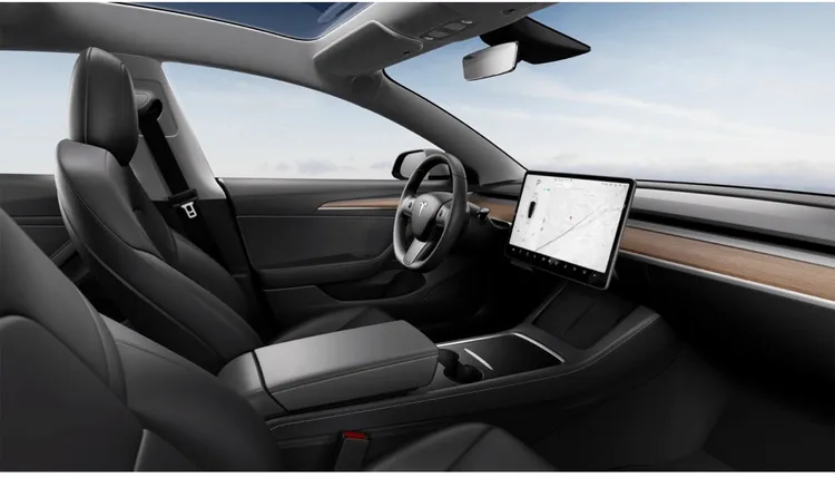 目前接送多是四、五十歲的中年客戶，對於服務的評價也很滿意。翻攝特斯拉官網