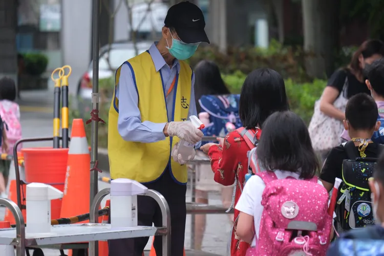 12/1起學生下課就可以脫口罩了。資料照片