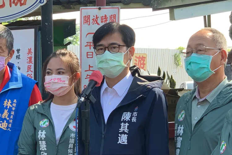 陳其邁今上午到美濃視察番茄農損情況。讀者提供