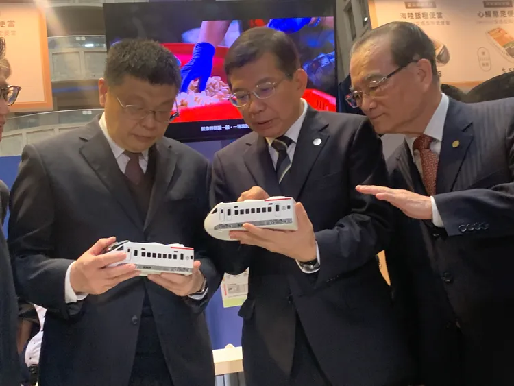 台鐵局局長杜微(左)、交通部部長(中)手中拿的就是首次推出的EMU3000造型便當。胡順惠攝