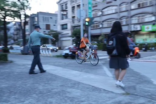 獨家|台中七期名校生「Ubike飆騎人行道」 崩潰!警察教官攔不住