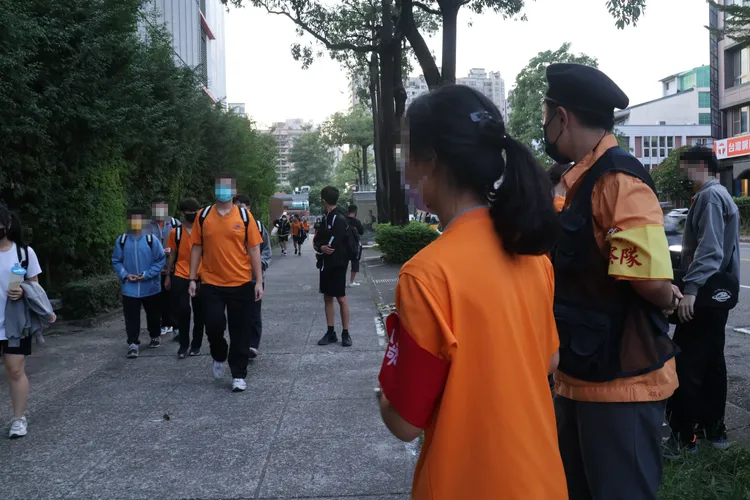 學校派糾察隊勸導違規同學。張喆喜攝