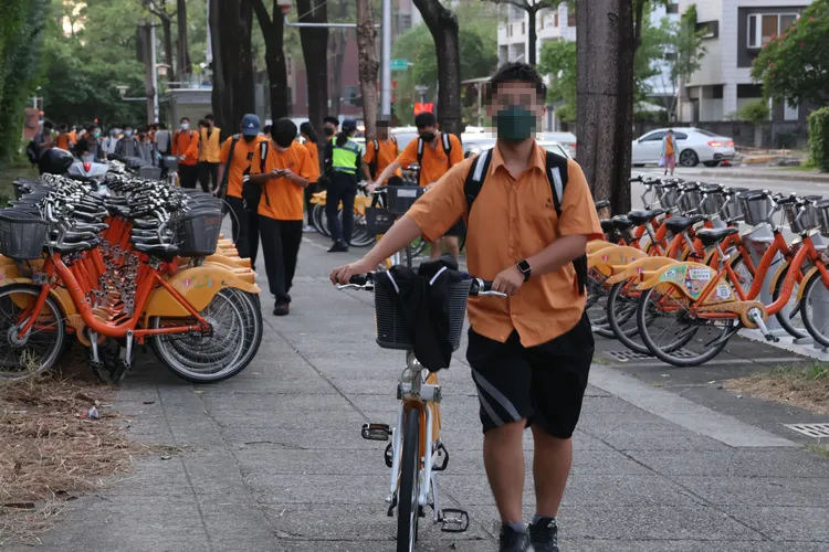 因教官和警察到場，學生牽車離開人行道。張喆喜攝