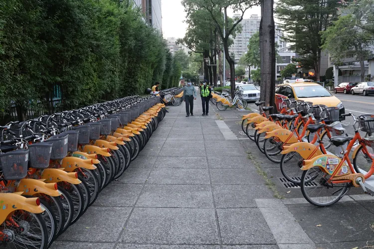 惠文高中校門外設有Ubike站。張喆喜攝