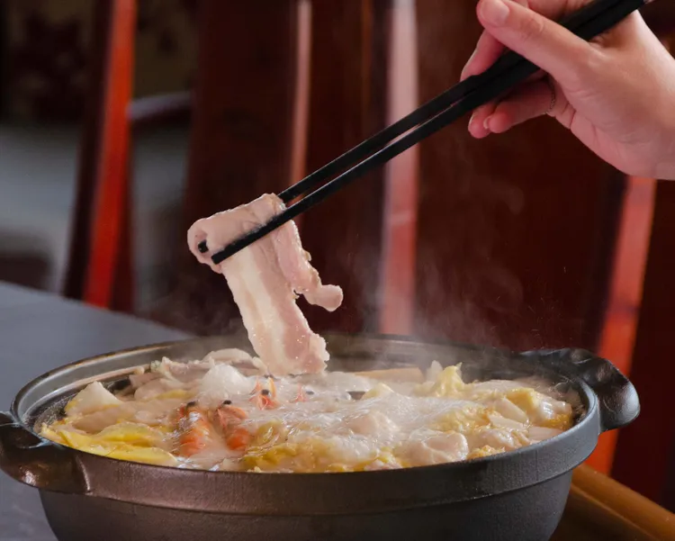 高雄福華飯店招牌菜江南春酸菜白肉鍋，在雙11檔期優惠價711元。高雄福華飯店