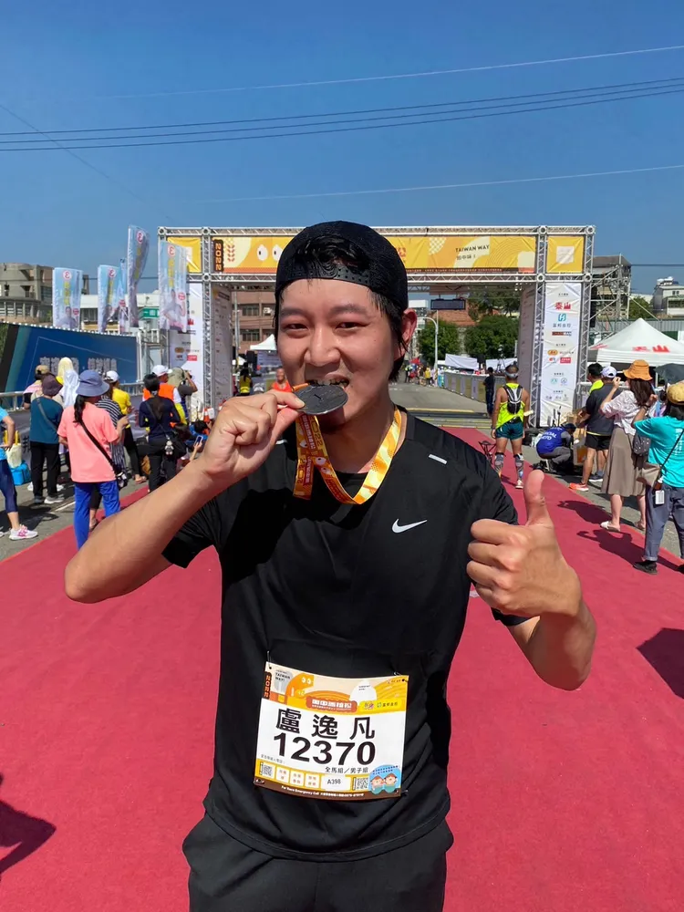 鼓手逸凡跑完馬拉松鐵腿。相信音樂提供