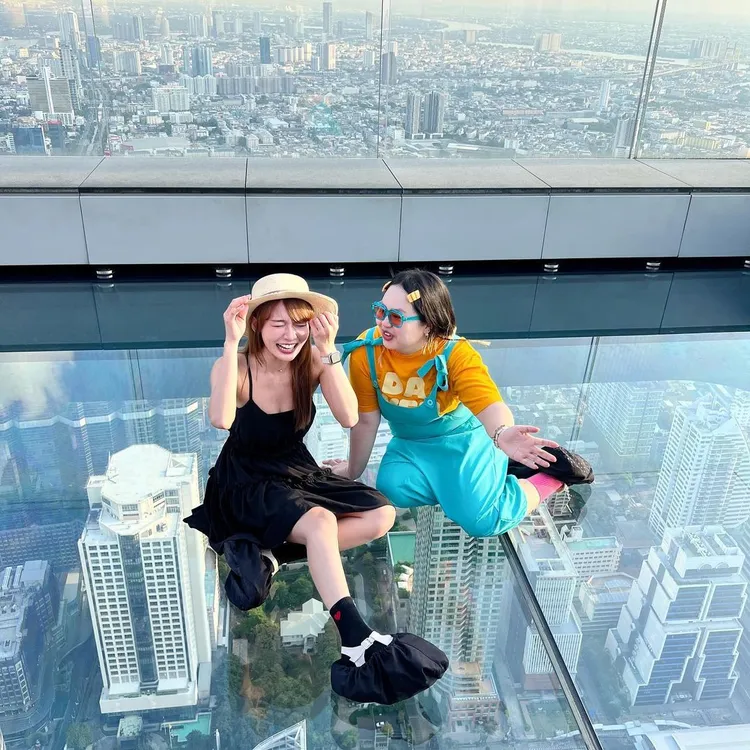 林莎踏上高300多公尺的玻璃步道，嚇到花容失色。翻攝自林莎IG