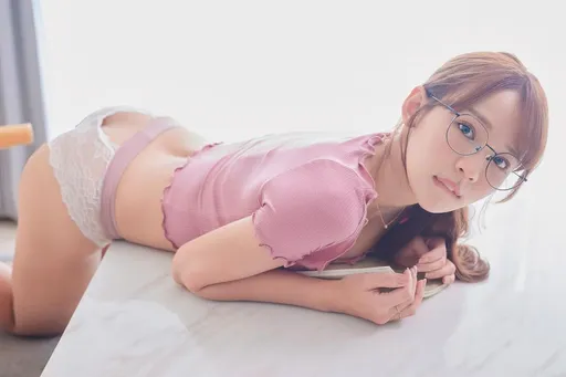 林莎瘫坐300公尺高透明步道!怕到用这招蠕行移动 娇喊:胆子越来越小