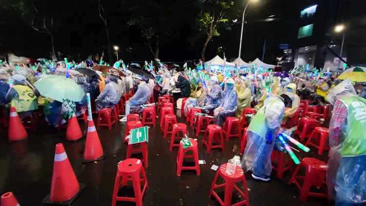 不知是否雨勢擴大，蔡英文助講結束離開後，支持者開始陸續離場。莊淇鈞攝