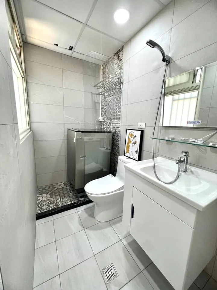 某浴室用輕隔間進行乾濕分離，不過淋浴用的蓮蓬頭與洗手台共用，輕隔間的另一側擺放洗衣機，罕見裝潢掀起網友熱議。翻攝591房屋交易