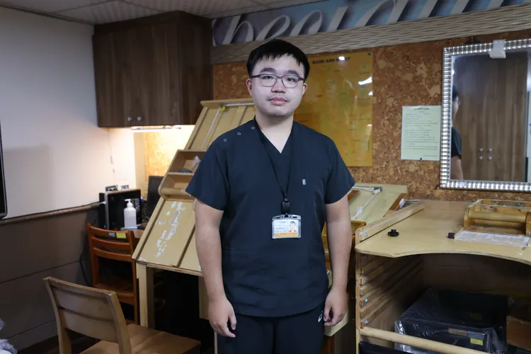 國軍高雄總醫院職能治療師仇韋達在秦良丰復健過程中扮演非常重要的角色。侯昌騰攝