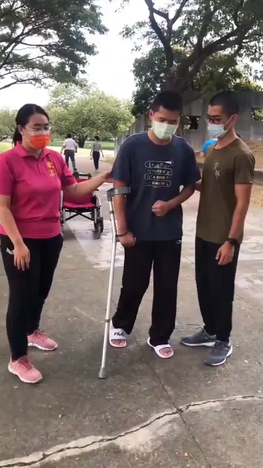 現在的秦良丰已經能靠著助行器走一段路。秦爸爸提供