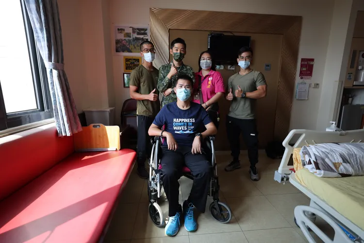 秦良丰的看護與軍中弟兄，也是復健過程中重要的幫手。侯昌騰攝
