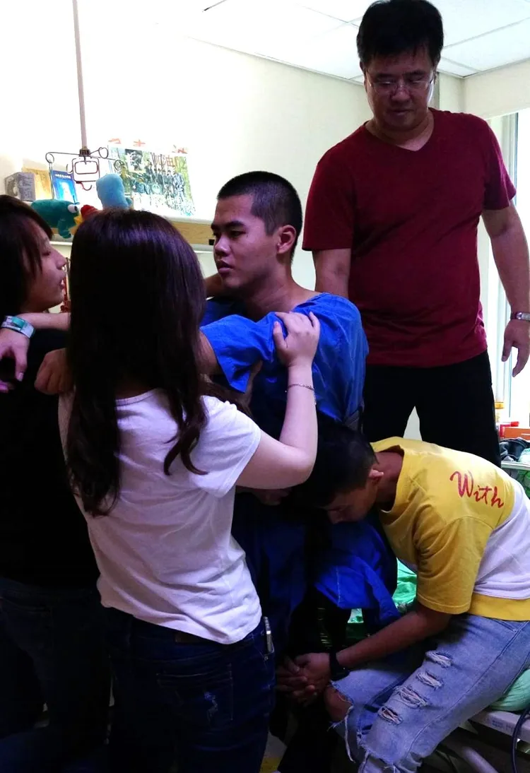 秦良丰復健初期，眾人必須撐住他。秦爸爸提供