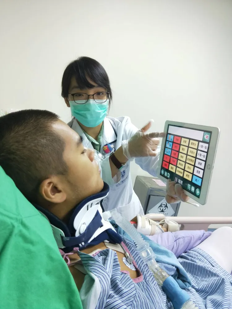 秦良丰戴著呼吸器，即展現驚人毅力，開始做復健。台中童綜合醫院提供