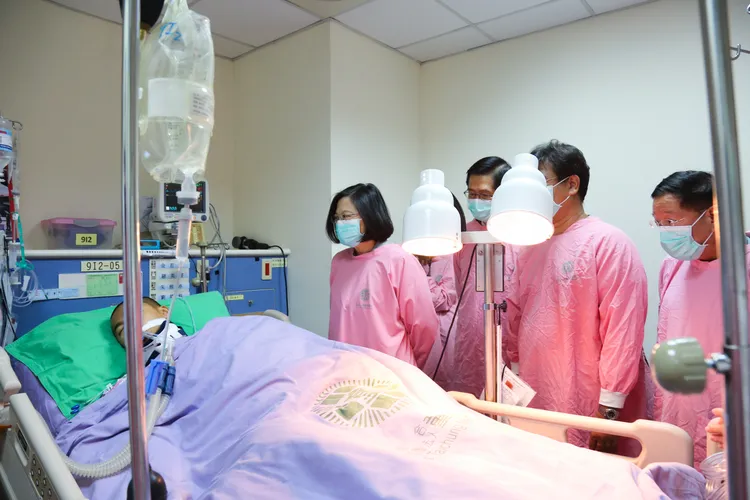 秦良丰發生事故後，從無心跳到恢復生命跡象，總統蔡英文曾至醫院探視。台中童綜合醫院提供