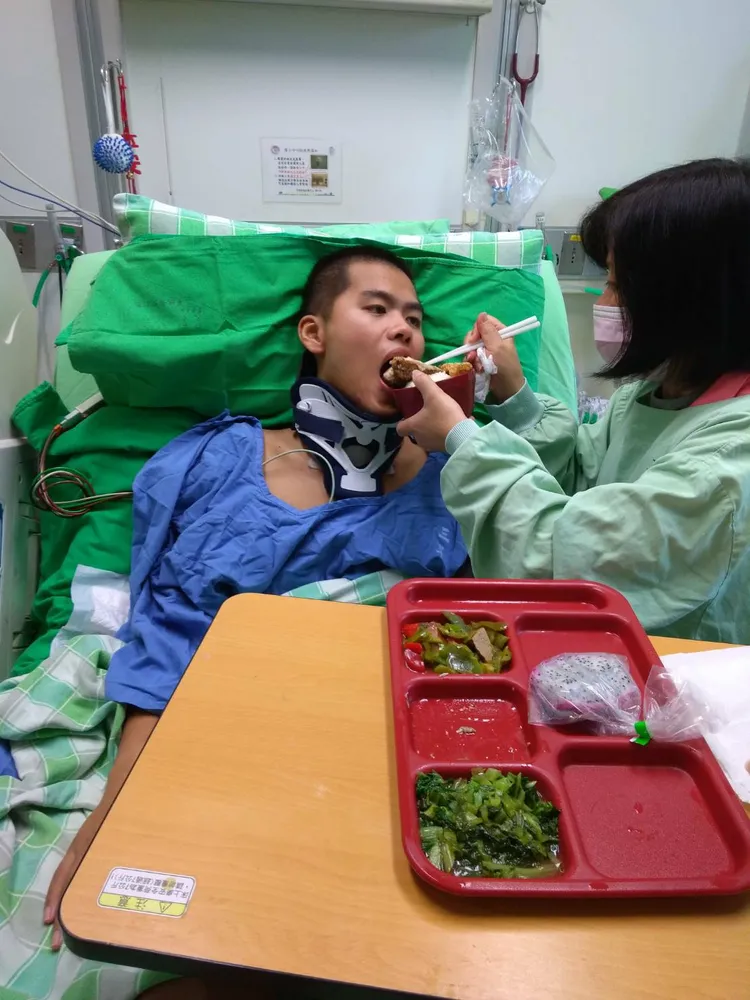 秦良丰復健初期，三餐必須透過他人協助。秦爸爸提供