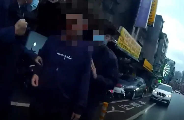 林男被警方逮捕。翻攝畫面