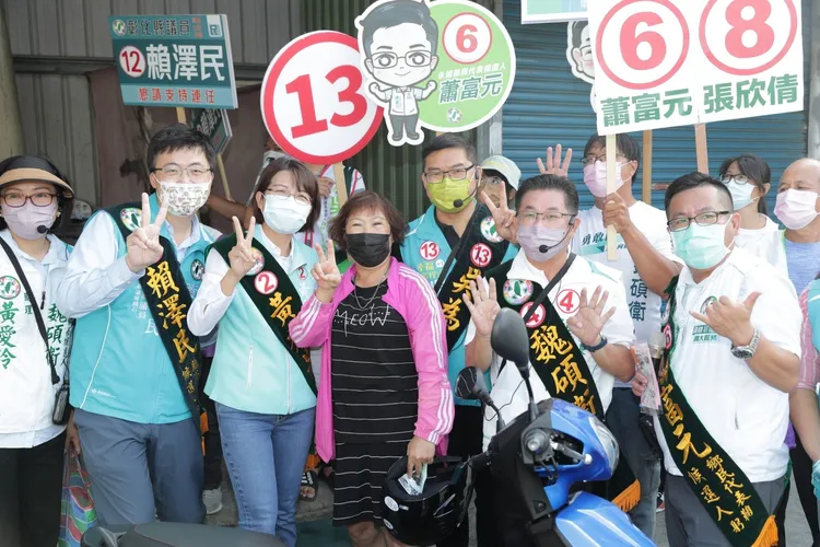 黃秀芳與其他公職參選人一同掃街拜票。黃秀芳競總提供