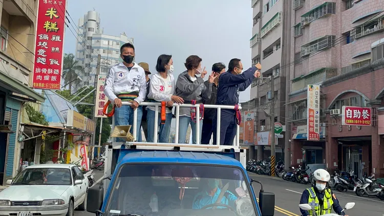 柯志恩今在北高雄以車隊掃街拜票。柯志恩競辦提供