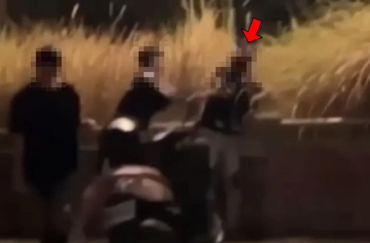 被害少年（紅色箭頭處）遭對方揮拳或拿安全帽毆打。讀者提供