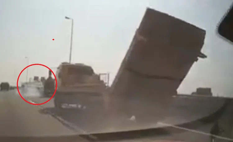 兩車撞擊後都偏向右側護欄（紅圈處），幸好後方大車並未追撞。翻攝《八卦村 - 行車紀錄器影片上傳中心》