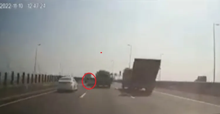 白色自小客車（紅圈處）突然從內側車道切入中線車道。「八卦村 - 行車紀錄器影片上傳中心」