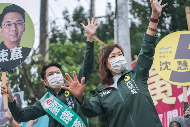 沈慧虹今天（23日）早上至東大、鐵道路口，向市民朋友懇託。沈慧虹競辦提供