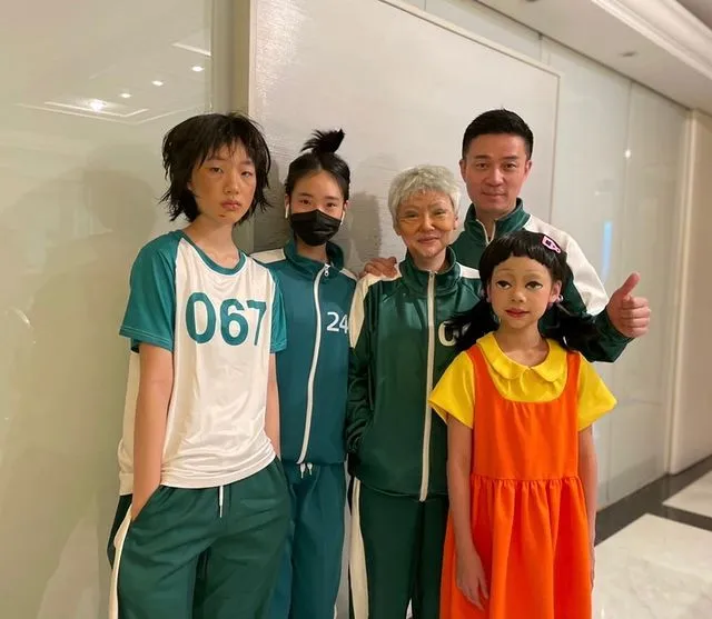去年萬聖節派對，小S一家扮成《魷魚遊戲》中的經典角色。翻攝許韶恩IG
