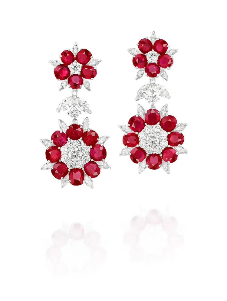 緬甸鴿血紅紅寶鑽石耳環，鑲嵌總重25.49克拉鴿血紅紅寶，估價約270萬元台幣。品牌提供